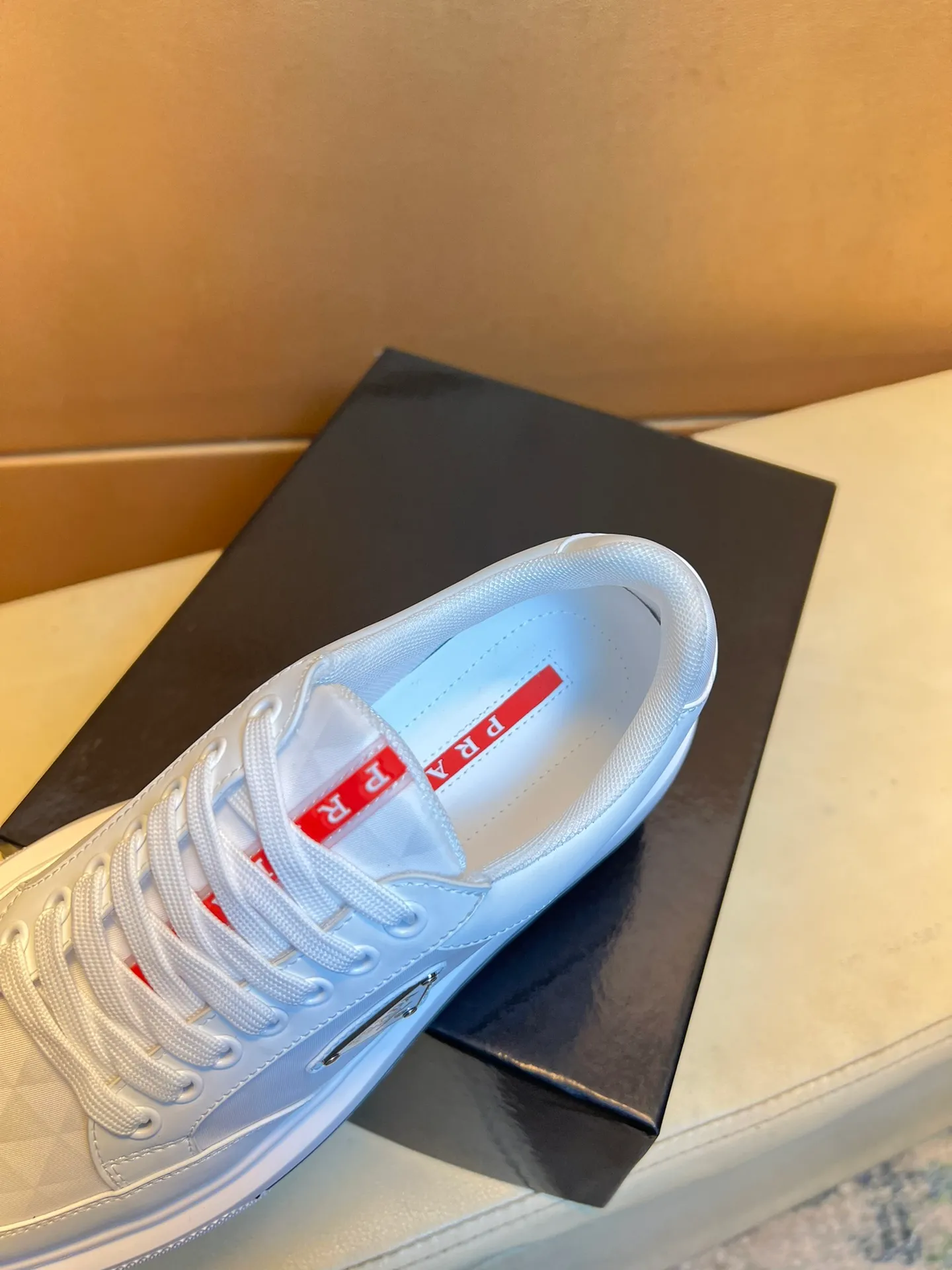 pp560💰👑👑《PRADA》【Classic Original Version】Prada: Top 🔝 Purchasing Agent 🔍🔍Sold at the latest men’s counter simultaneously, imported high-quality original version from Italy 🇮🇹: 🔝Brand silk calfskin·Shoe height, brand logo·Brand high mercerized canvas cloth·Tongue screen printing Brand logo: Prominent (high-end, extravagance, class), exquisite workmanship (imported Italian 🇮🇹 water-based mesh lining, 🐂cowhide feet), soles: original soles specially provided by the original factory, double-layer movable molding: transparent air cushion bottom, environmentally friendly, wear-resistant, ultra-light, comfortable, 🌲🌲🌲, real-life photos 🎬The real ones are more beautiful Wide code number 38-44 (45 46 customized)